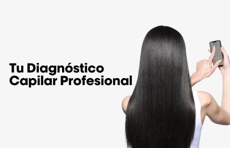 chica con app de diagonostico capilar