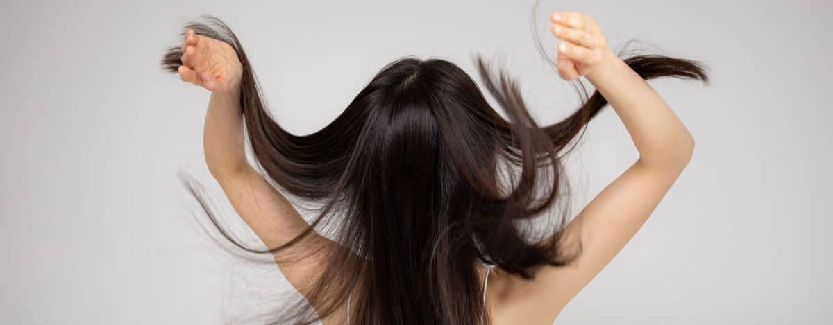 Imagen de chica volteando su pelo