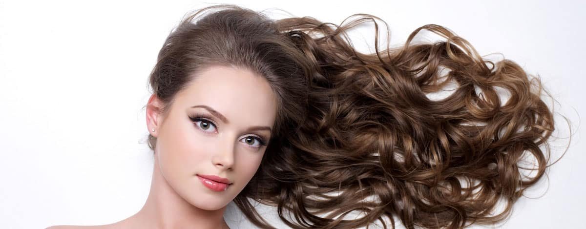 Imagen de chica con el pelo planchado con tirabuzones