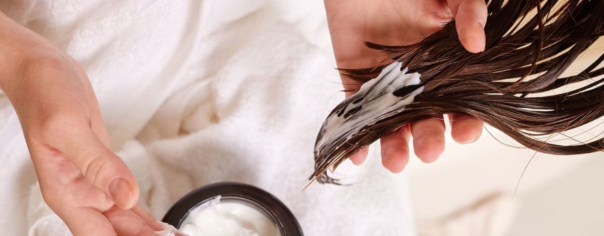aplicacion de mascarilla de tratamiento en el cabello