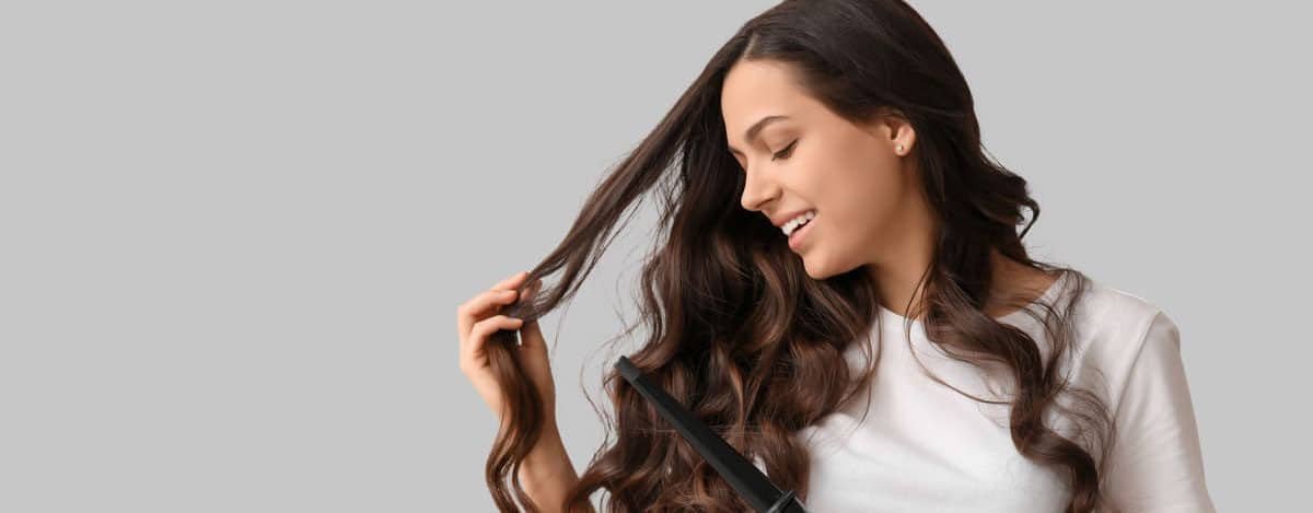 mujer observando sus ondas en el pelo