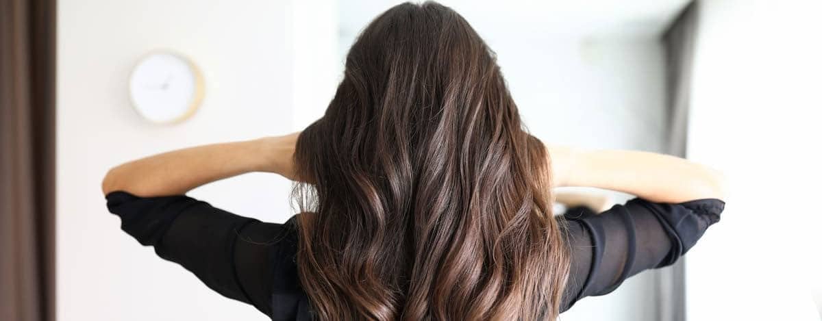 imagen de mujer mostrando el volumen de su cabello