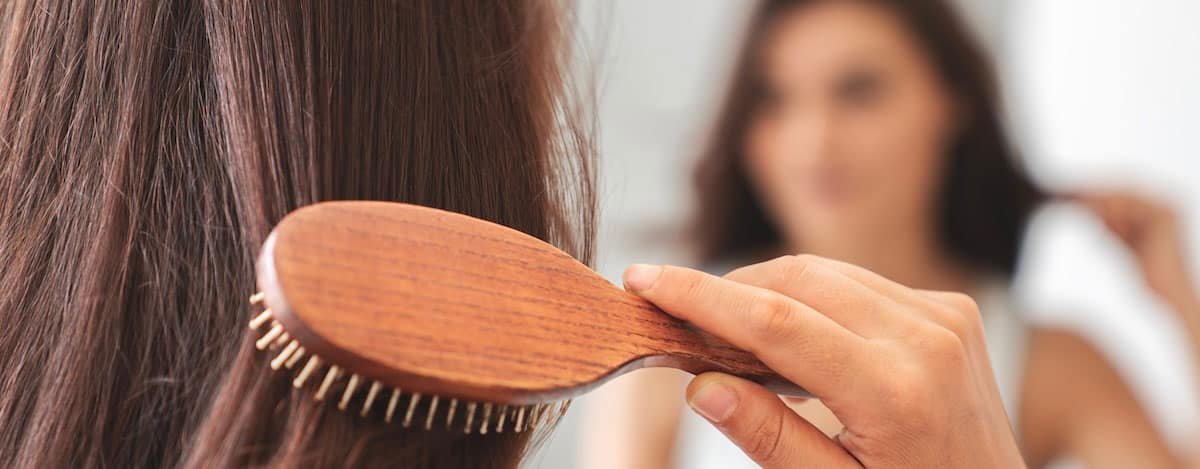imagen de chica cepillandose el pelo