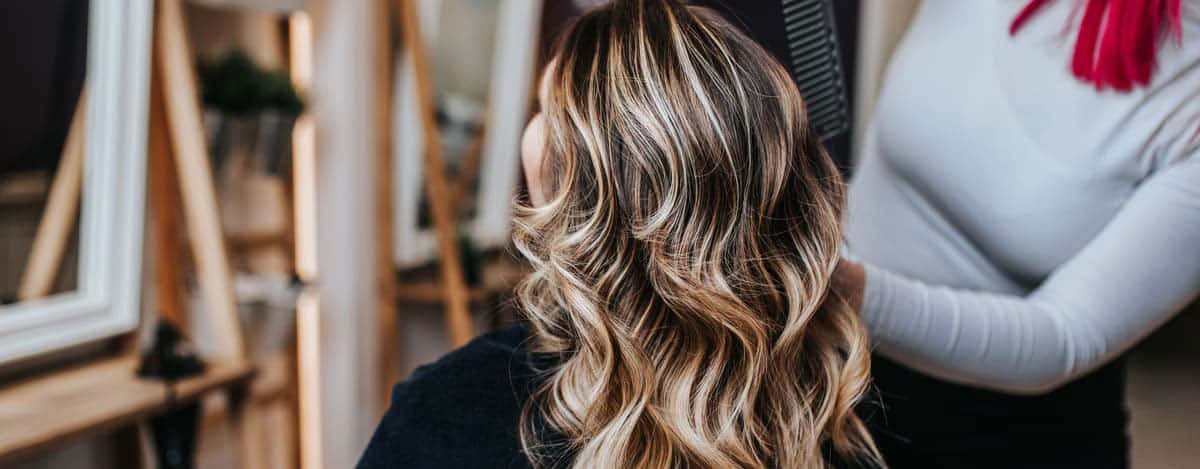 imagen de mujer siendo atendida por su peluquera