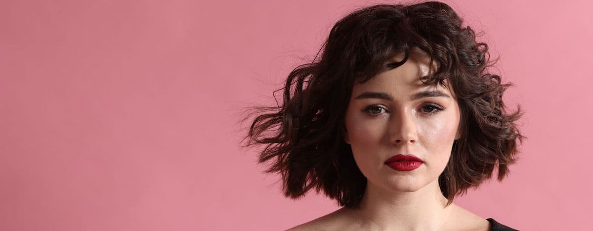 imagen de chica con un peinado corto y moderno