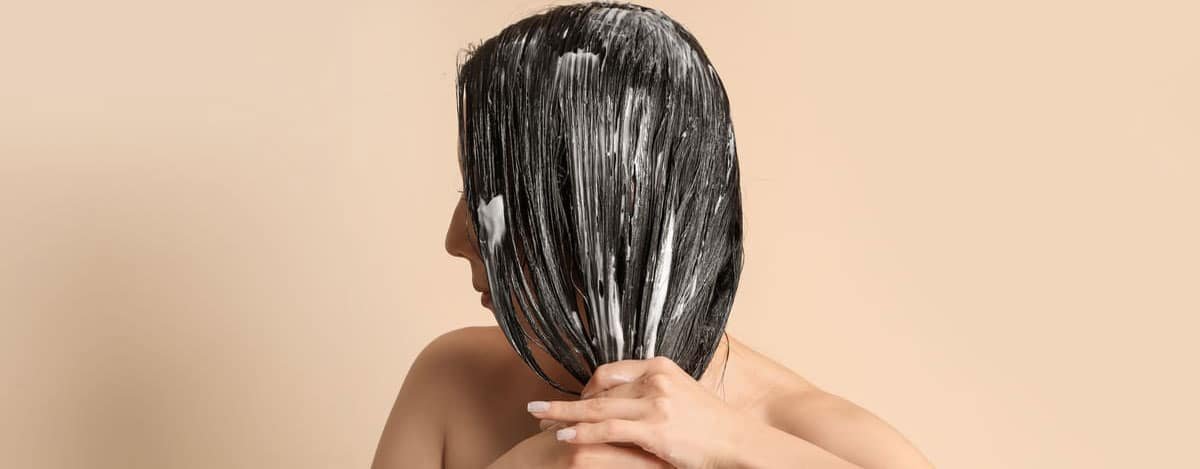 imagen de mujer aplicandose una mascarilla capilar