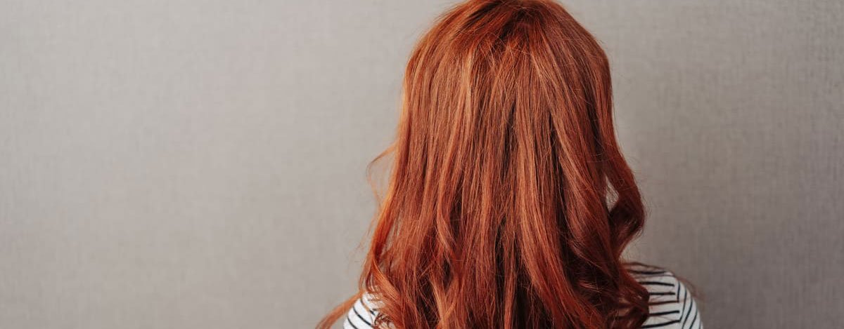 imagen de mujer con pelo rojizo de espaldas