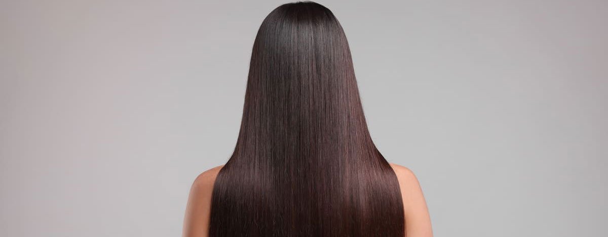 imagen de mujer con el pelo liso de espaldas