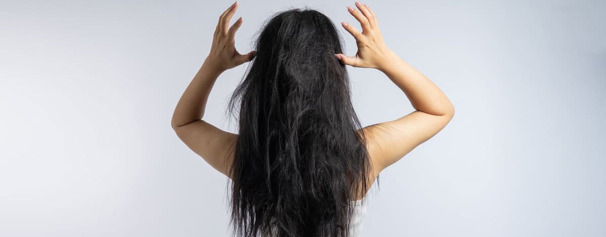 imagen de mujer de espaldas con pelo áspero
