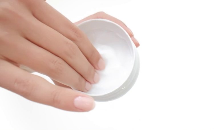 Demostración de cómo aplicar una mascarilla capilar de forma eficaz, asegurando una cobertura uniforme y una nutrición óptima para un cabello sano y brillante.