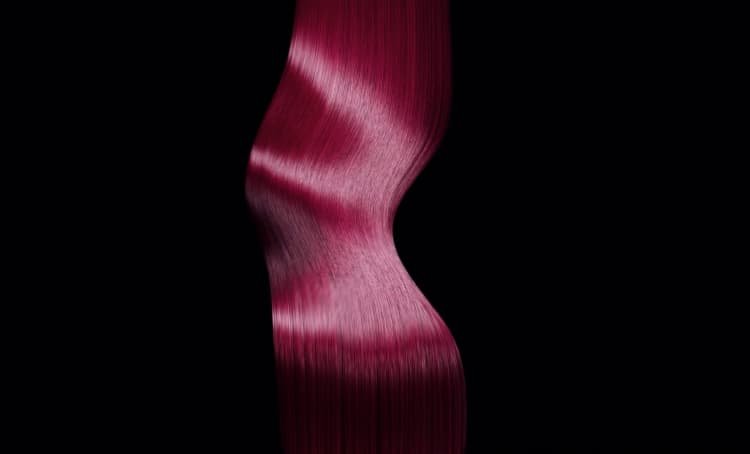 Imagen de cabello largo teñido de rosa vibrante, que muestra consejos de expertos sobre cómo cuidar el cabello teñido y mantener su salud y vitalidad.