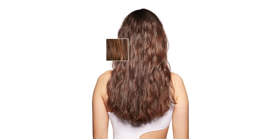 El cabello se repara visiblemente tras usar la mascarilla Metal Detox, mostrando hebras más suaves y fuertes, protegidas de los daños causados ​​por el agua dura y la acumulación de metales en la fibra capilar.