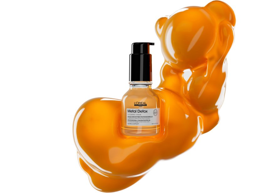 El aceite protector térmico Metal Detox ayuda a peinar el cabello a la vez que lo hidrata, suaviza las hebras y protege la fibra capilar del daño causado por el calor durante el peinado.