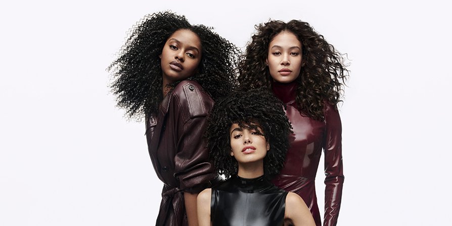 Tres mujeres con diferentes tipos de cabello rizado, que ilustran la versatilidad de la rutina de cuidado del cabello rizado de L’Oréal para cada tipo de rizo.