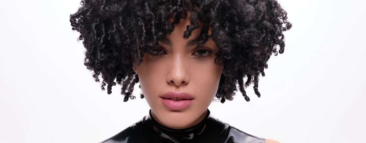 Nos centramos en diversas mujeres con diferentes tipos de cabello rizado, presentando la rutina de cuidado capilar de L’Oréal para cada tipo de rizo.