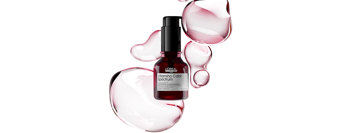 Imagen del producto Vitamino Color Spectrum Hair Serum para cabello teñido, rodeado de gotas texturizadas de sérum que resaltan su rica fórmula.