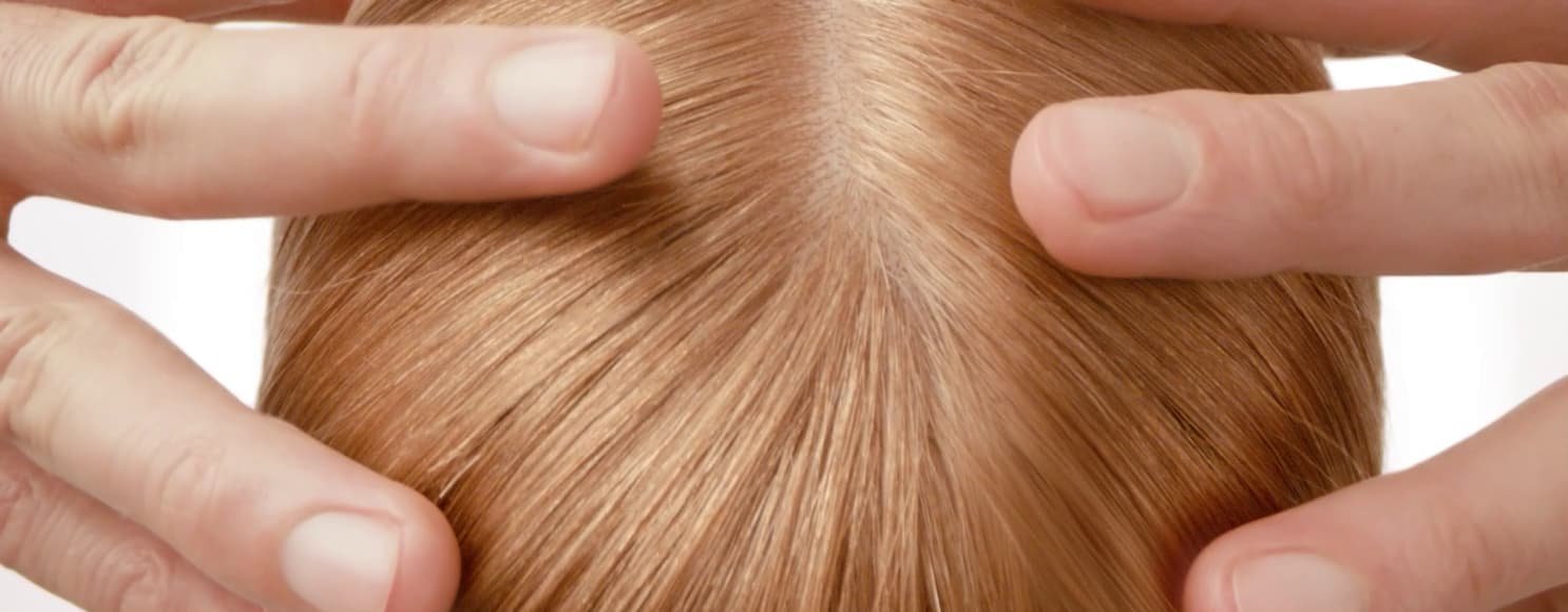Imagen que muestra el cabello y el cuero cabelludo de una mujer veneciana rubia, libres de caspa, tras seguir los consejos de un experto.