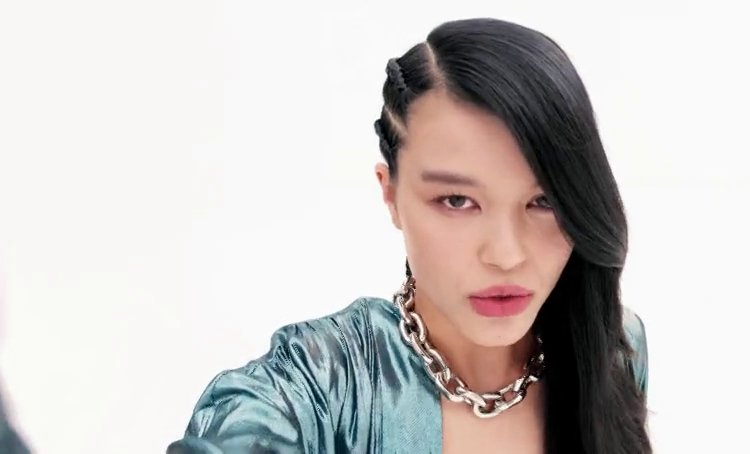 La atención se centra en una mujer con cabello largo y oscuro, ilustrando su rutina de cuidado capilar para lograr un cabello equilibrado, revitalizado y de aspecto saludable.
