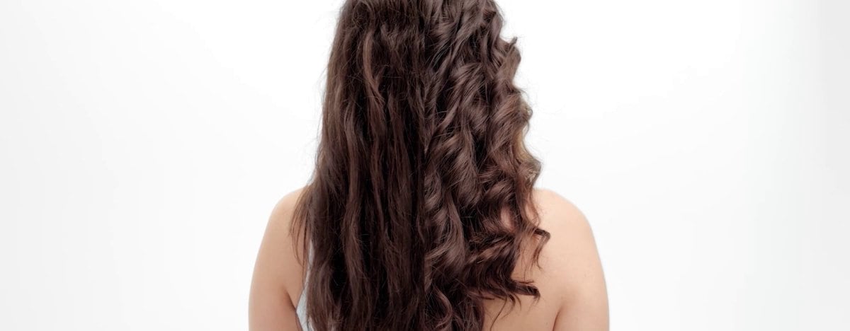 Instrucciones para la aplicación de una mascarilla capilar: cómo aplicarla en largos y puntas, dejarla actuar y luego enjuagar para nutrir y reparar el cabello en profundidad.