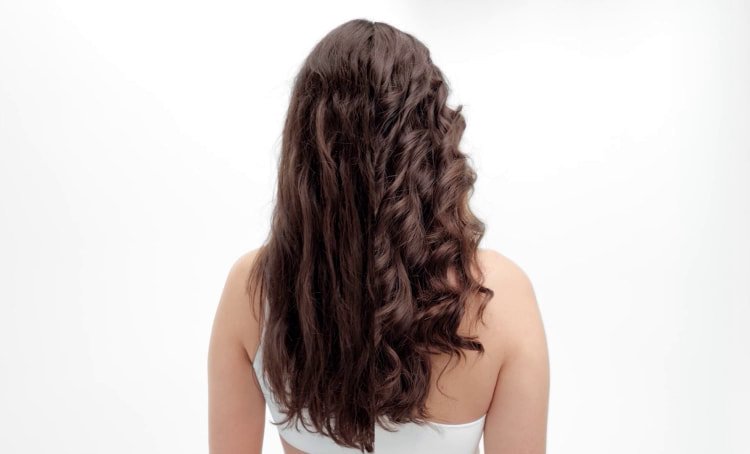 Instrucciones para la aplicación de una mascarilla capilar: cómo aplicarla en largos y puntas, dejarla actuar y luego enjuagar para nutrir y reparar el cabello en profundidad.