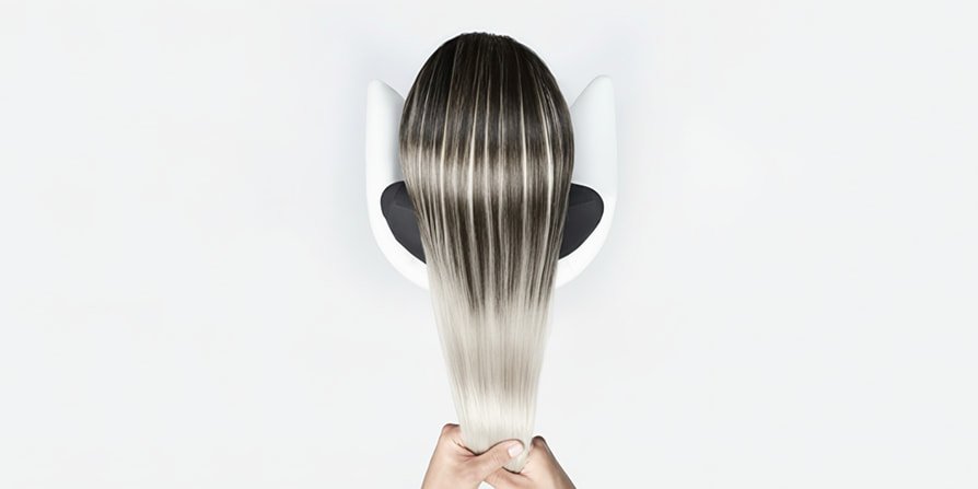 Mascarilla capilar para cabello dañado aplicada sobre mechas ombré castañas para restaurar el brillo profundo y la salud con un efecto reparador profesional.