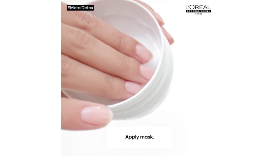 Aplicación paso a paso de la mascarilla capilar Metal Detox, mostrando cómo se aplica el producto de medios a puntas, se deja actuar y luego se enjuaga para reparar profundamente el cabello.