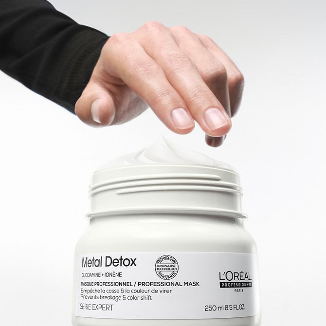 Sumergir las manos en una mascarilla capilar profesional para cada tipo de cabello, con el fin de prevenir la rotura y mantener un color vibrante como el de la peluquería.