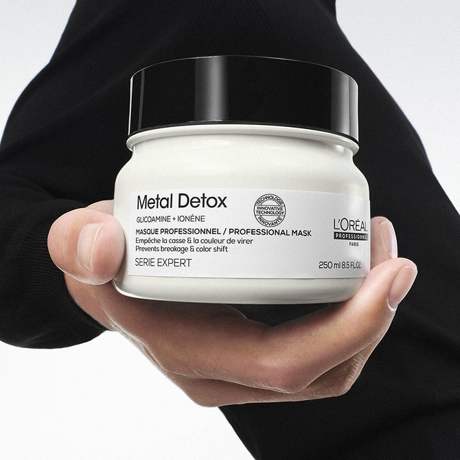 Tarro de metal detox en tus manos