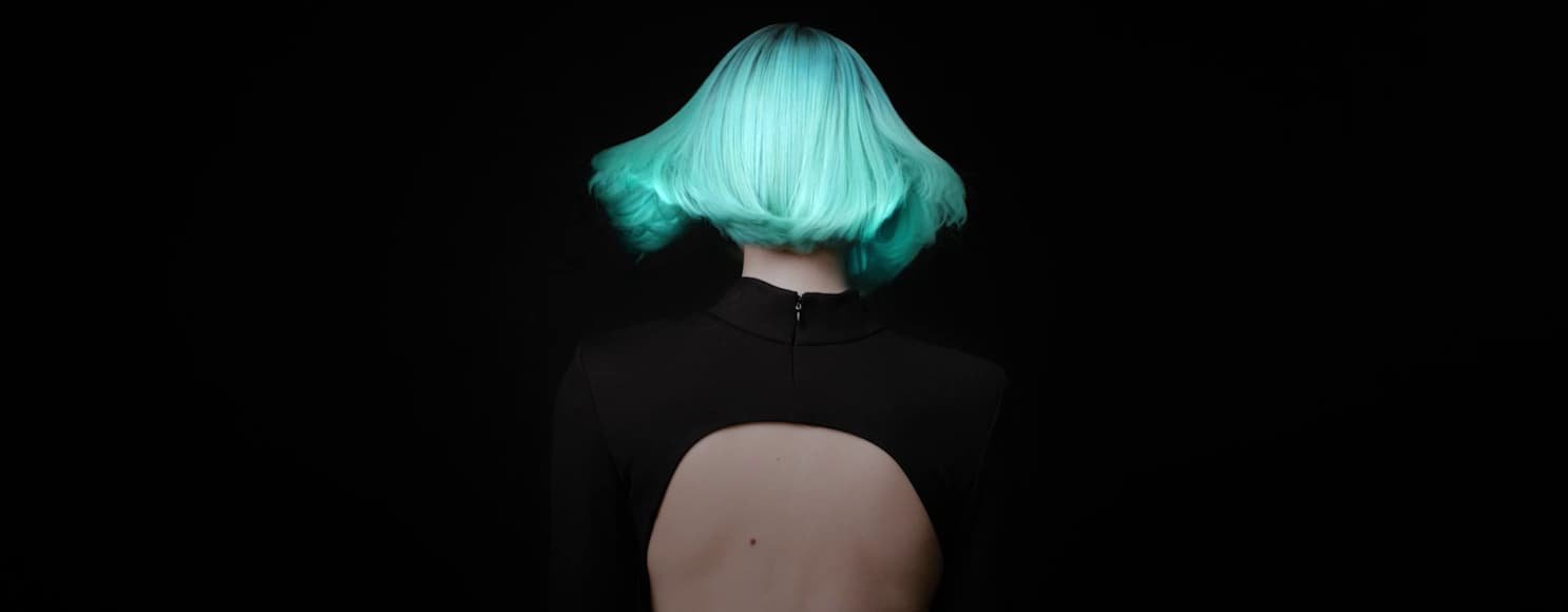 Imagen que muestra a una mujer con cabello corto teñido para ilustrar cómo elegir el secador de pelo adecuado.