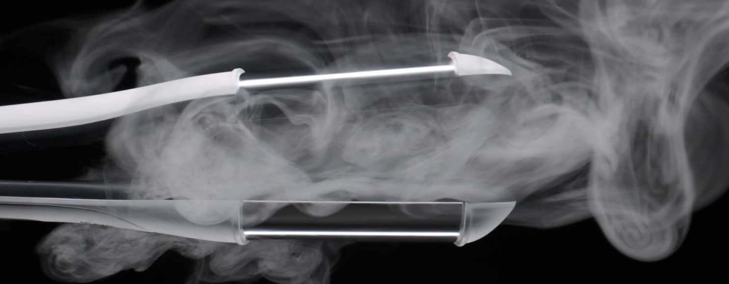 Primer plano del flujo de vapor del SteamPod que muestra cómo el vapor suaviza, protege y reduce el daño en todo tipo de cabellos y texturas.