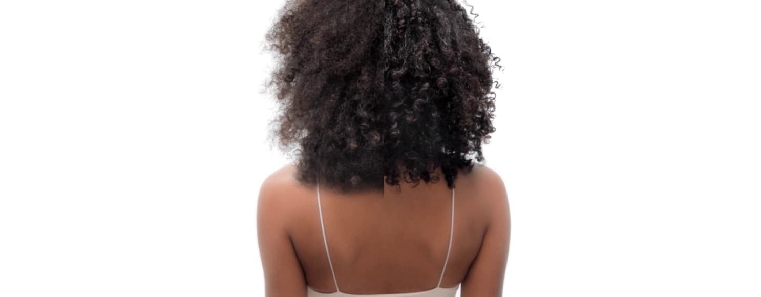 Imagen de una mujer con cabello rizado, mostrando su transformación capilar antes y después, con una textura y definición de rizos mejoradas.