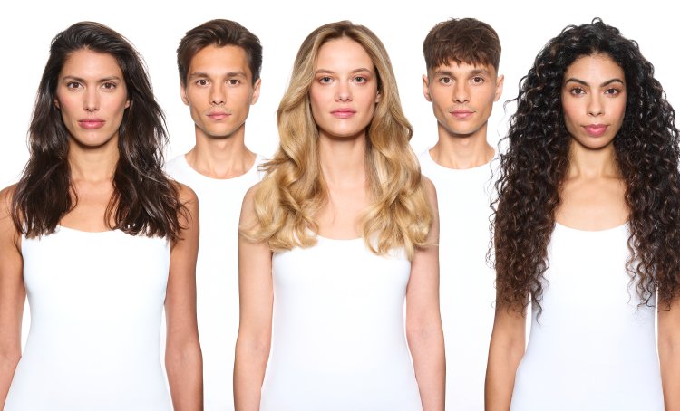 Dos hombres y tres mujeres con diferentes peinados, que ilustran los cortes y peinados de moda del año.