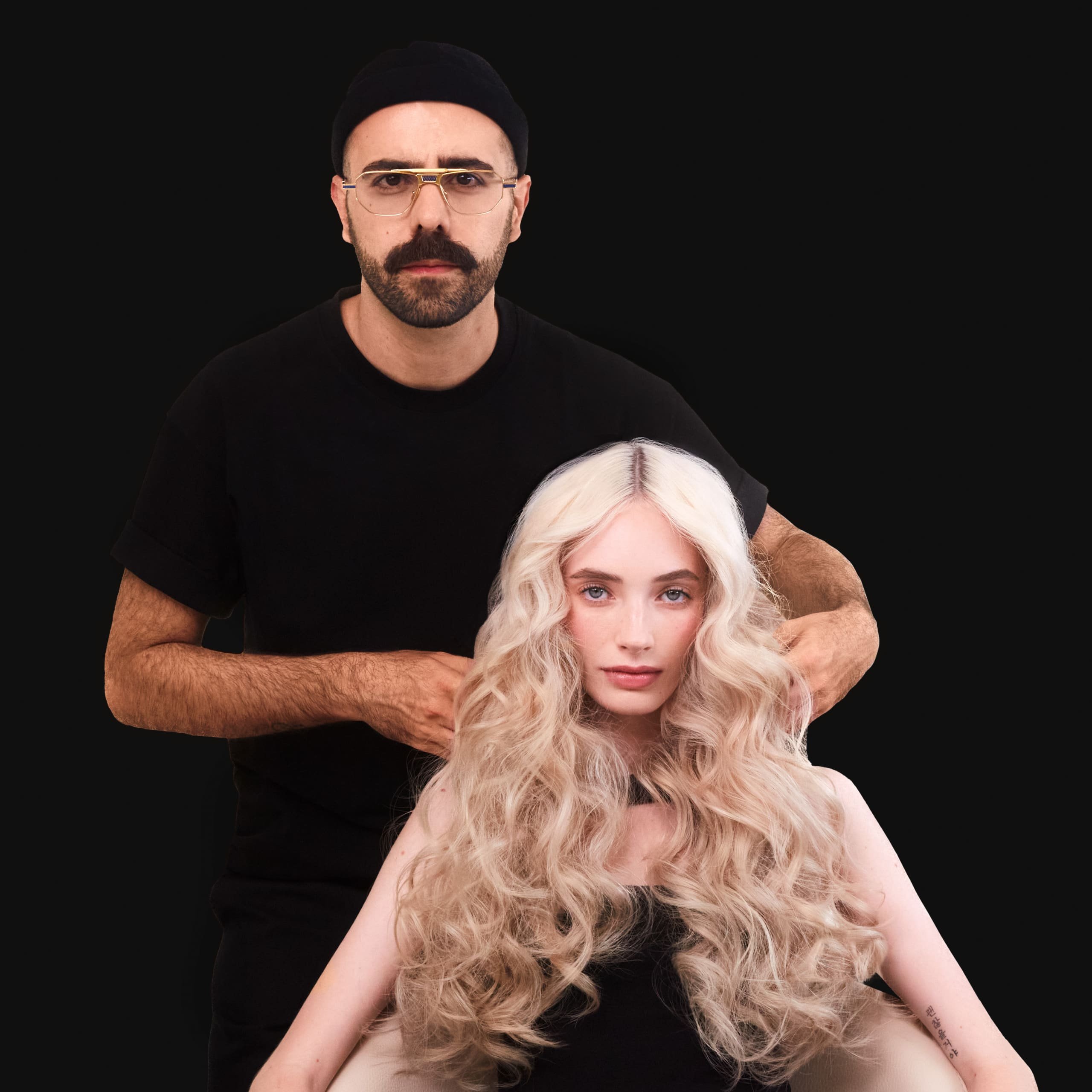 Imagen de Claudio Bertille con una clienta de pelo rubio y ondulado